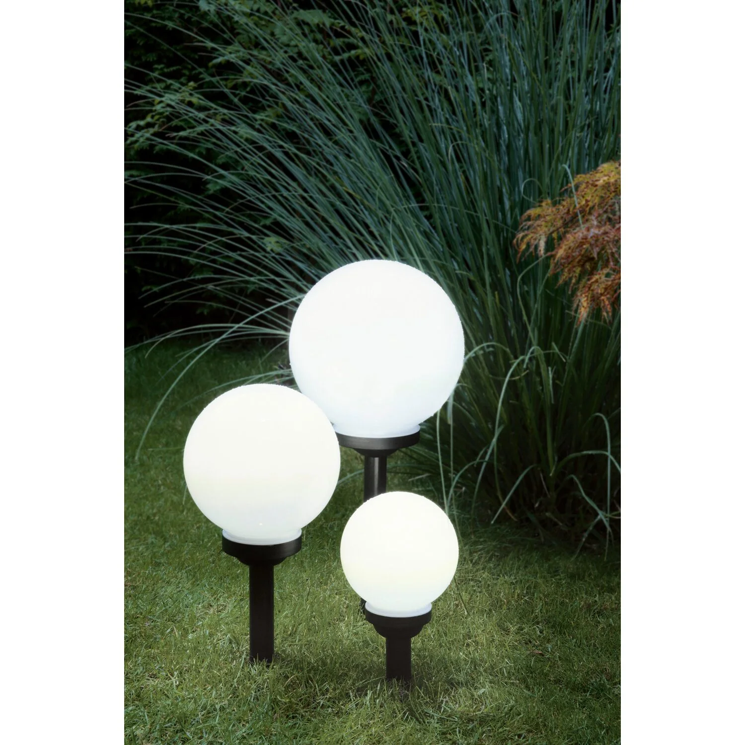 Eglo LED-Solarkugel Mit Erdspiess Weiss 3er-Set 2 Eglo LED-Solarkugel Mit Erdspiess Weiss 3er-Set – Bild 2