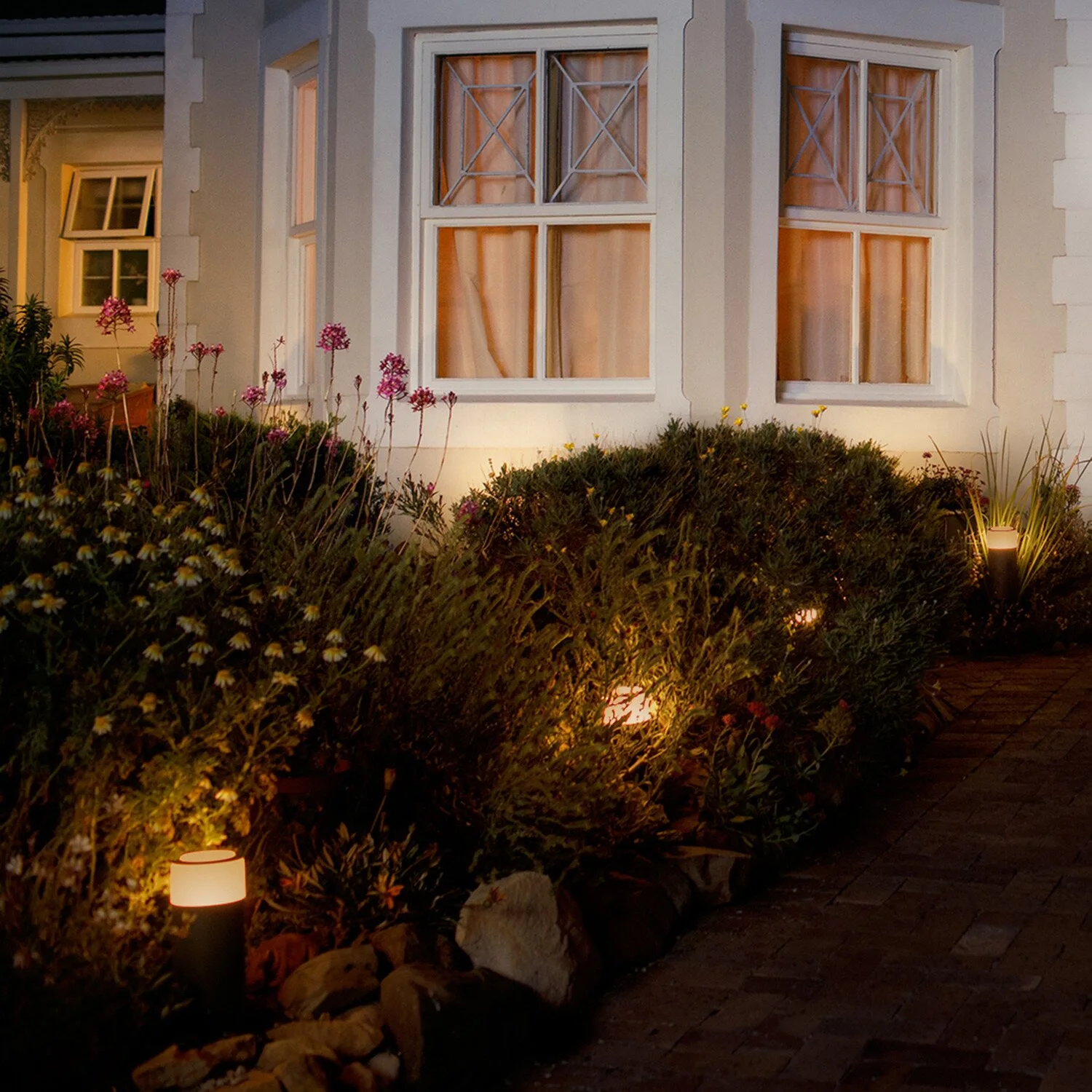 Philips Hue LED-Sockelleuchte Erweiterung White & Color Ambiance Calla Schwarz 4 Philips Hue LED-Sockelleuchte Erweiterung White & Color Ambiance Calla Schwarz – Bild 4