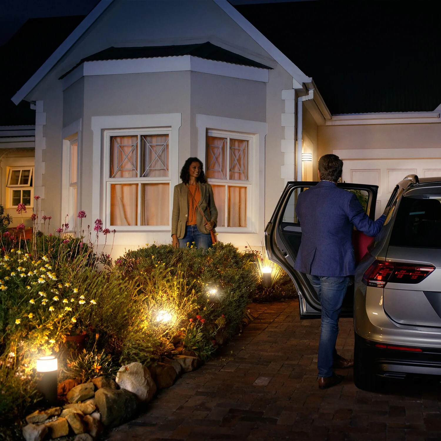 Philips Hue LED-Sockelleuchte Erweiterung White & Color Ambiance Calla Schwarz 5 Philips Hue LED-Sockelleuchte Erweiterung White & Color Ambiance Calla Schwarz – Bild 5