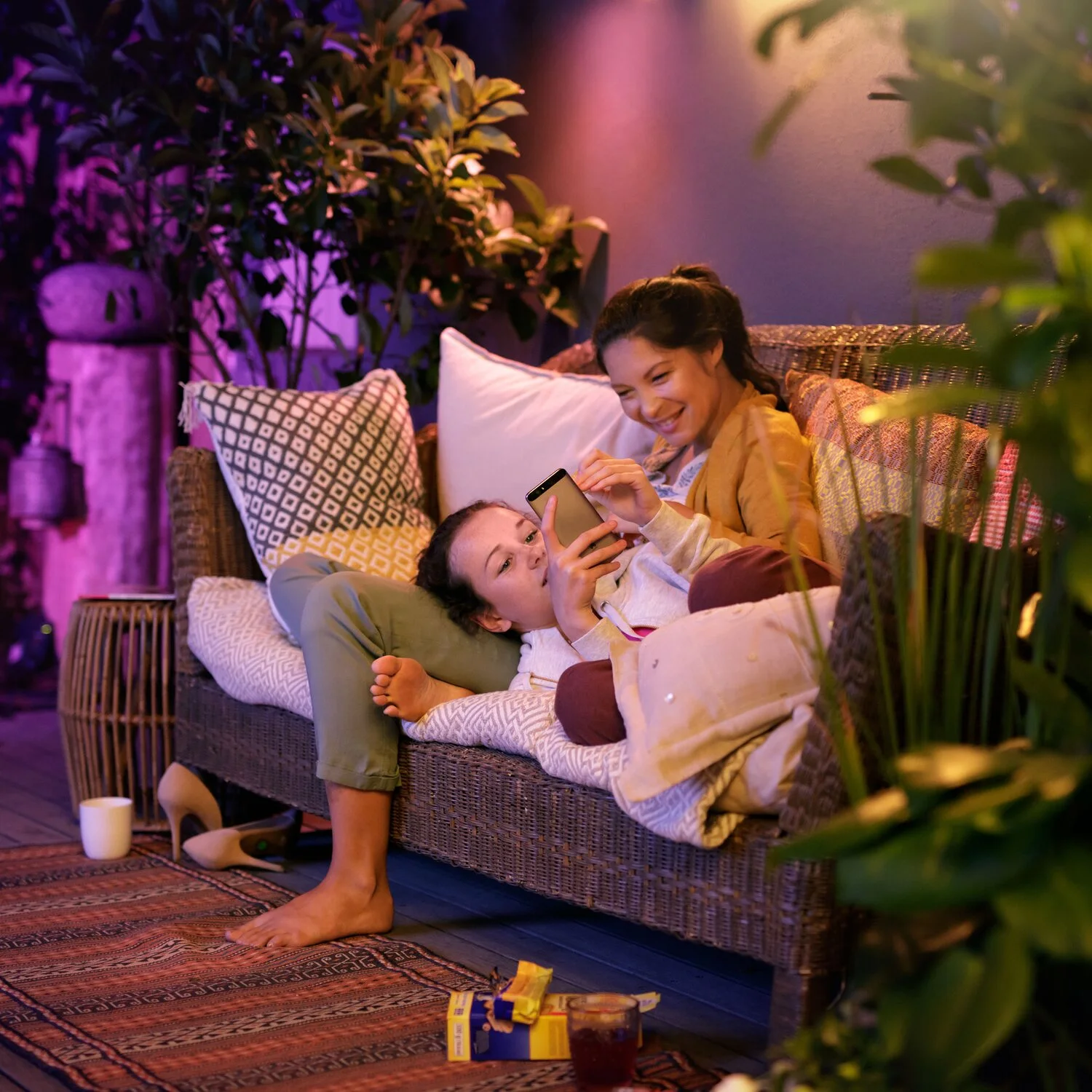 Philips Hue LED-Sockelleuchte Erweiterung White & Color Ambiance Calla Schwarz 6 Philips Hue LED-Sockelleuchte Erweiterung White & Color Ambiance Calla Schwarz – Bild 6