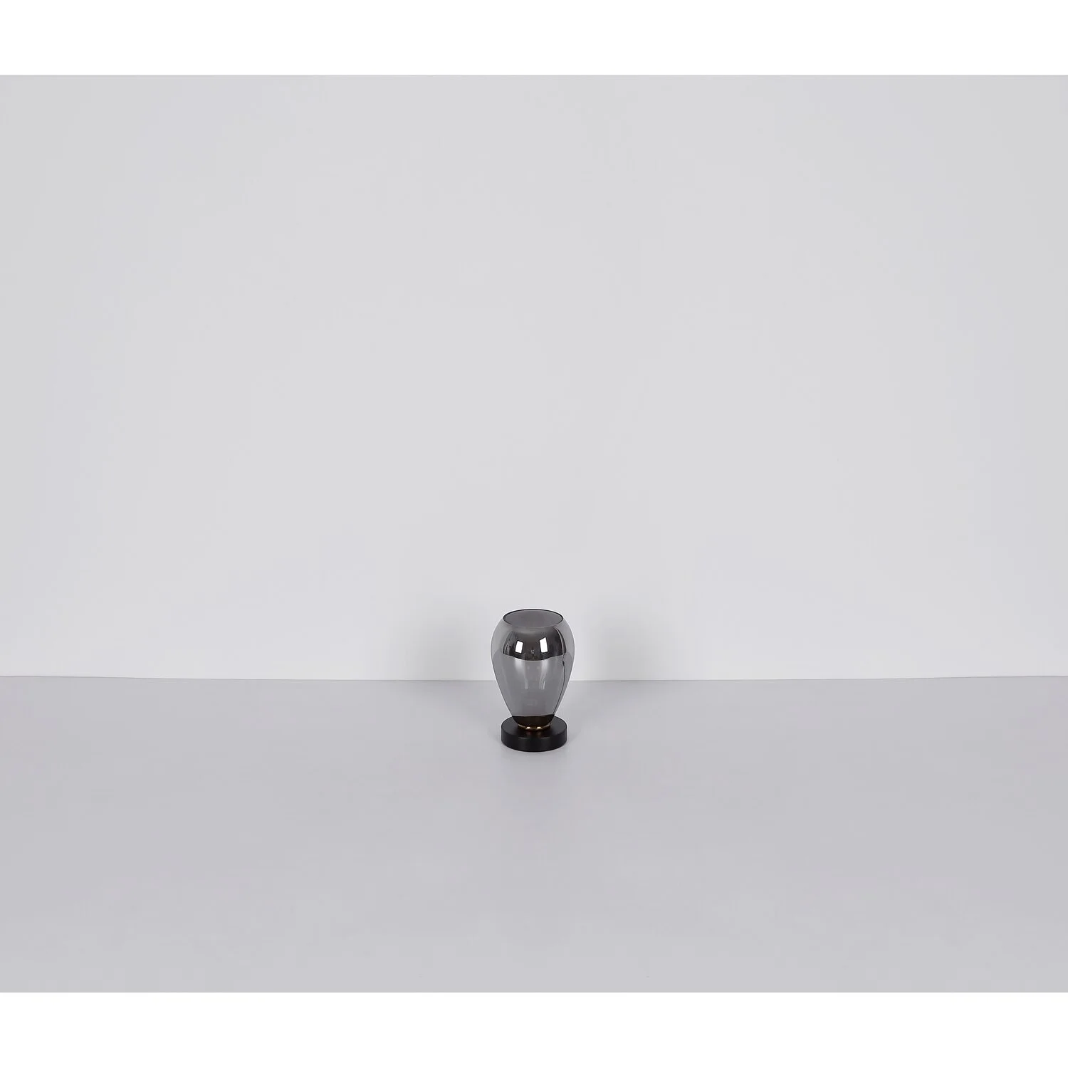 Globo Tischlampe Fanni 1-flammig Schwarz / Rauchfarben Ø 15 Cm / Höhe 23,5 Cm 6 Globo Tischlampe Fanni 1-flammig Schwarz / Rauchfarben Ø 15 Cm / Höhe 23,5 Cm – Bild 6