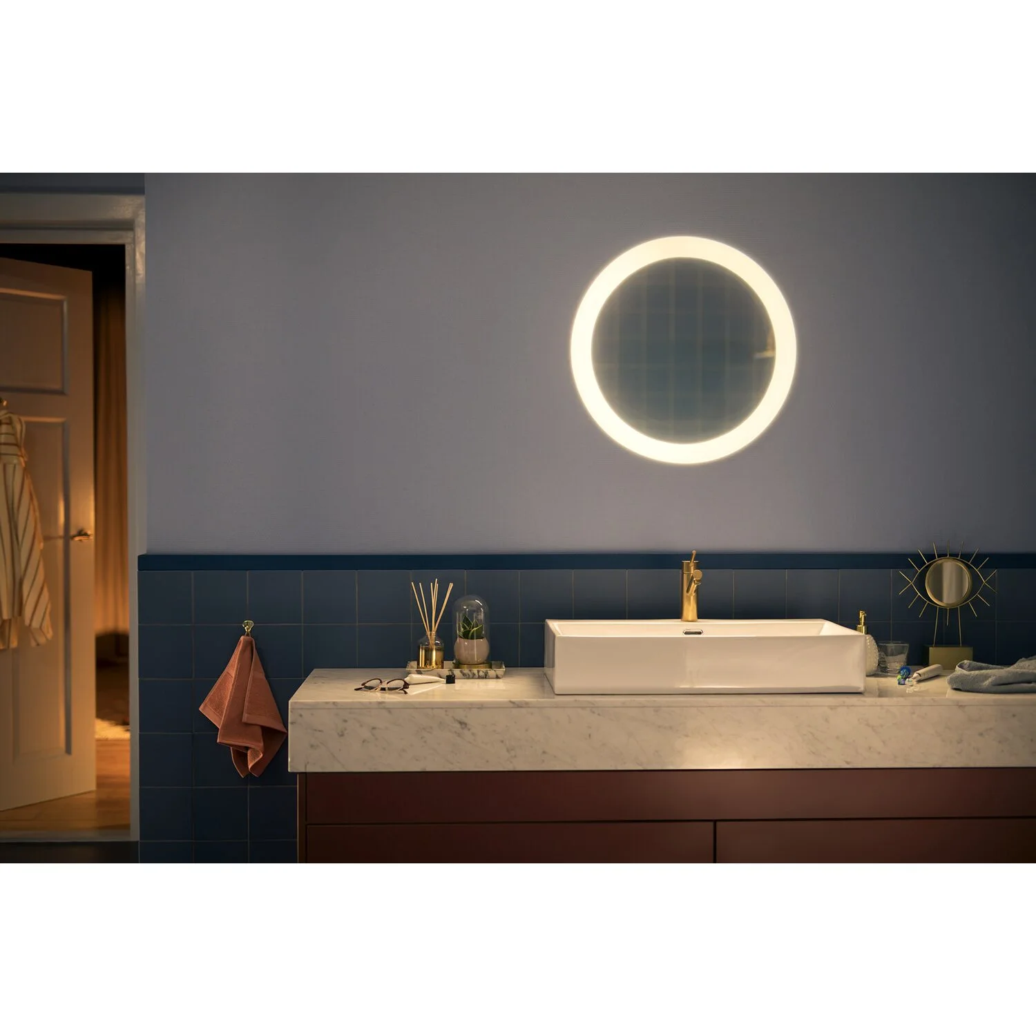 Philips Hue White Ambiance LED-Spiegelleuchte Adore 22 W Inkl. Dimmschalter 10 Philips Hue White Ambiance LED-Spiegelleuchte Adore 22 W Inkl. Dimmschalter – Bild 10