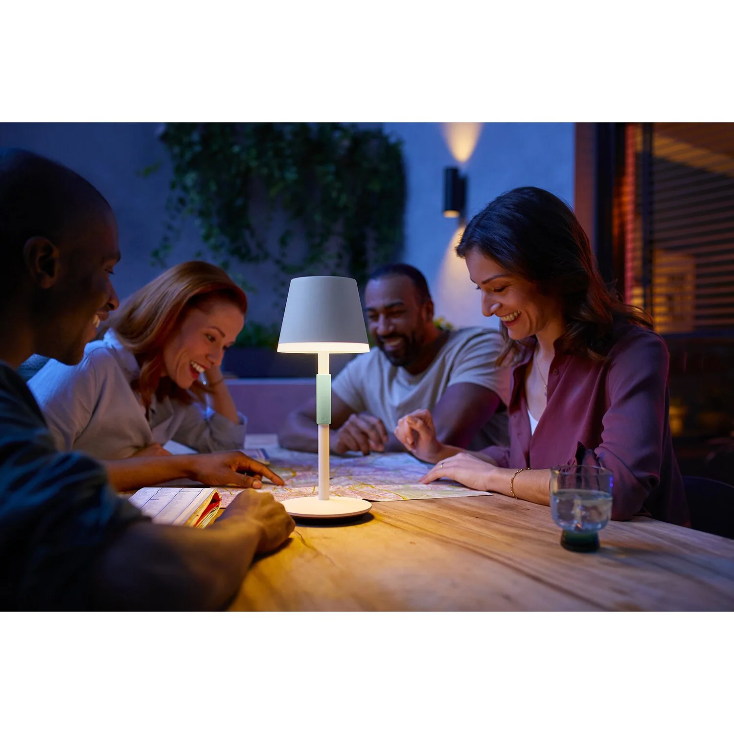 Philips Hue Tischleuchte White & Color Ambiance Go Tragbar Weiss 370 Lm 5 Philips Hue Tischleuchte White & Color Ambiance Go Tragbar Weiss 370 Lm – Bild 5